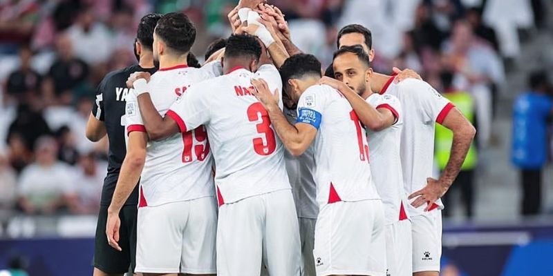 Hàng thủ kết hợp kinh nghiệm và kỷ luật, duy trì cấu trúc chặt chẽ