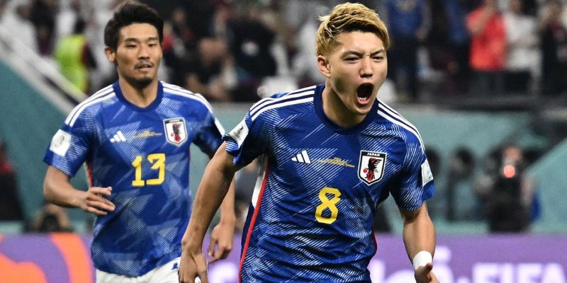 Nhật Bản (Japan) áp dụng sơ đồ 4-2-3-1, pressing nhanh và phản công tốc độ