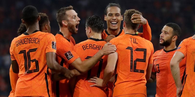 Những điểm yếu trong phòng ngự và phong độ của Hà Lan