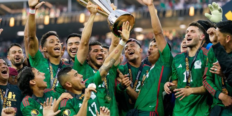 Mexico áp dụng sơ đồ 4-3-3, kiểm soát bóng và tấn công hai cánh