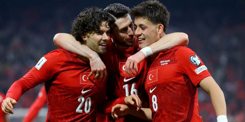 Điểm yếu Turkey nằm ở hàng thủ thiếu chắc chắn và phụ thuộc tuyến giữa