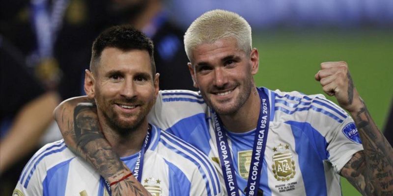 De Paul luôn dính tới Messi kể cả khi ở ngoài sân cỏ